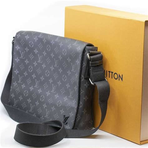 sacoche louis vuitton taille|louis vuitton pochette outfit.